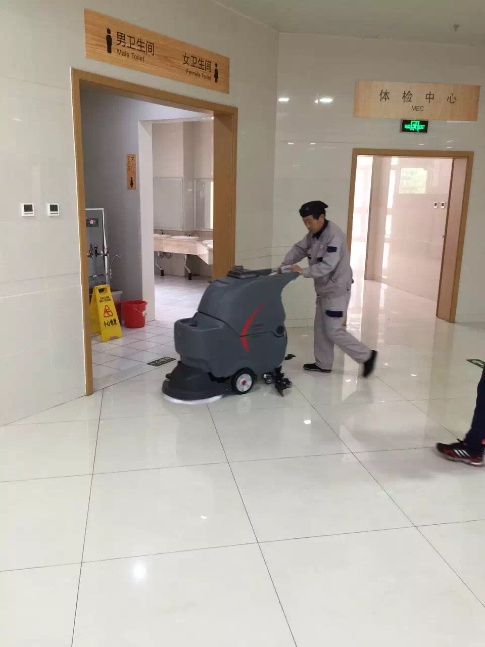 醫(yī)院應該選擇什么樣的洗地機？